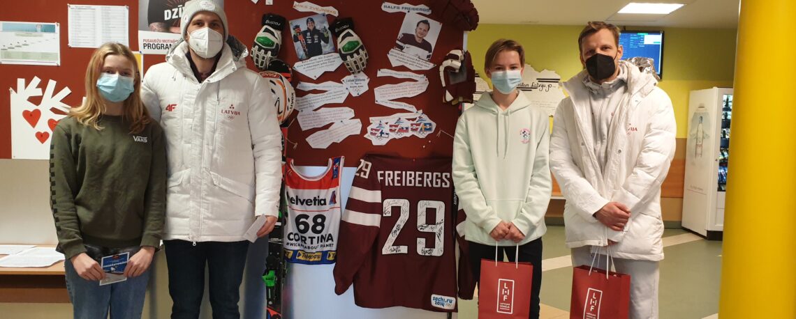 Pekinas Olimpisko spēļu dalībnieki viesojas savā skolā.